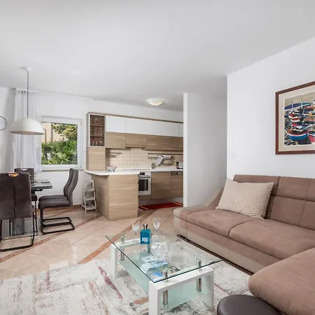 Palme Hill With A Pool Apartment